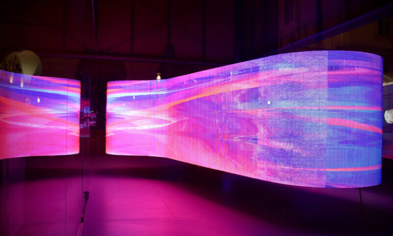 What are the advantages and applications of curved LED displays?